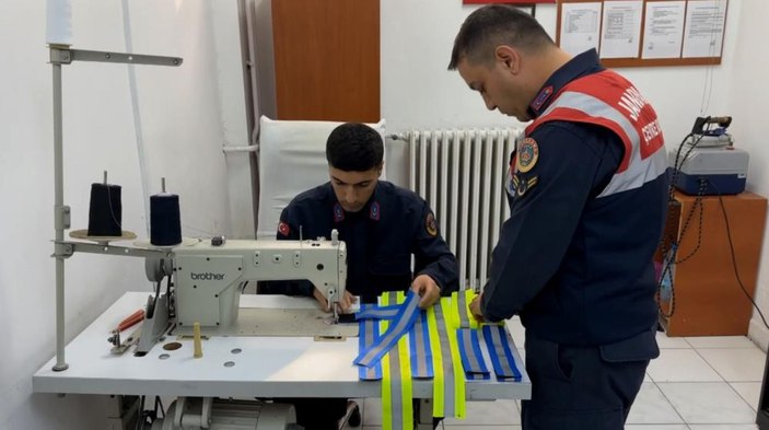 Aksaray'da kazalara karşı sokak köpeklerine reflektörlü tasma uygulaması