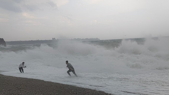 Antalya'da dev dalgalarla oyun oynadılar