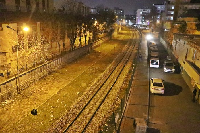 Diyarbakır'da tren rayına bırakılan çanta fünyeyle patlatıldı #4