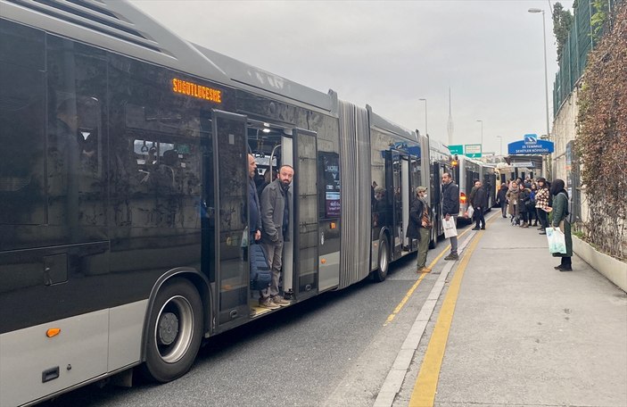 İstanbul'da arızalanan metrobüs yoğunluk oluşturdu