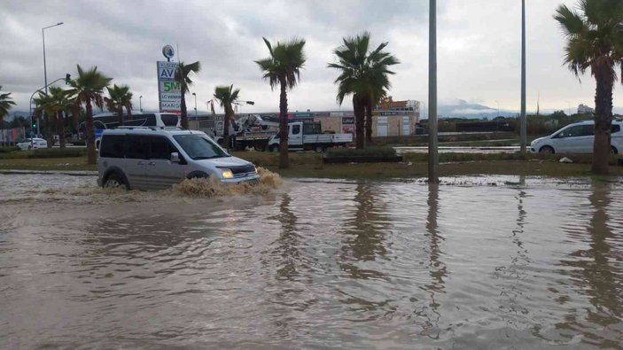 Kuşadası’nda sağanak yağış etkili oldu #1