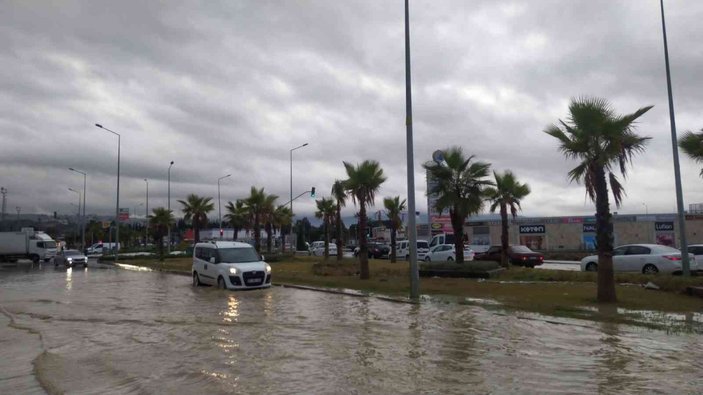 Kuşadası’nda sağanak yağış etkili oldu #3