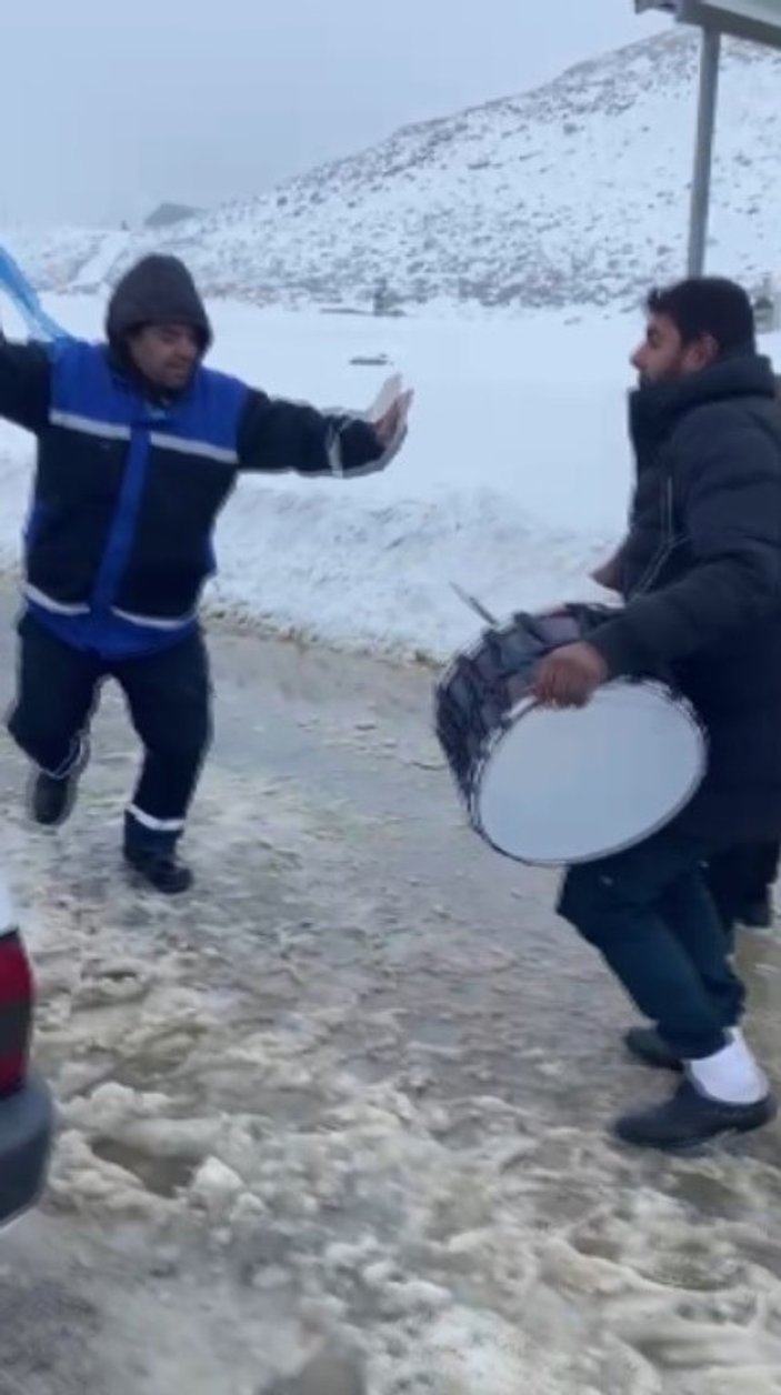 Kahramanmaraş'ta kar yağışına sevinip oynadılar