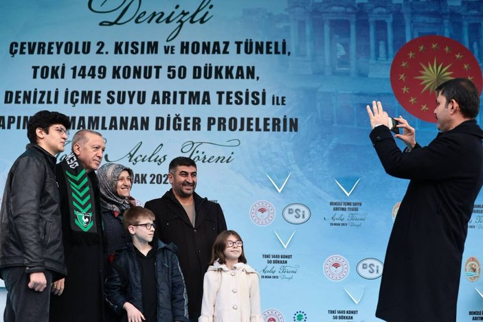 Murat Kurum, evine kavuşan aile ile Cumhurbaşkanı Erdoğan'a hatıra fotoğrafı çekti