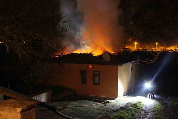 Amasya’da şömine bacasından çıkan kıvılcımlar yangına neden oldu #2