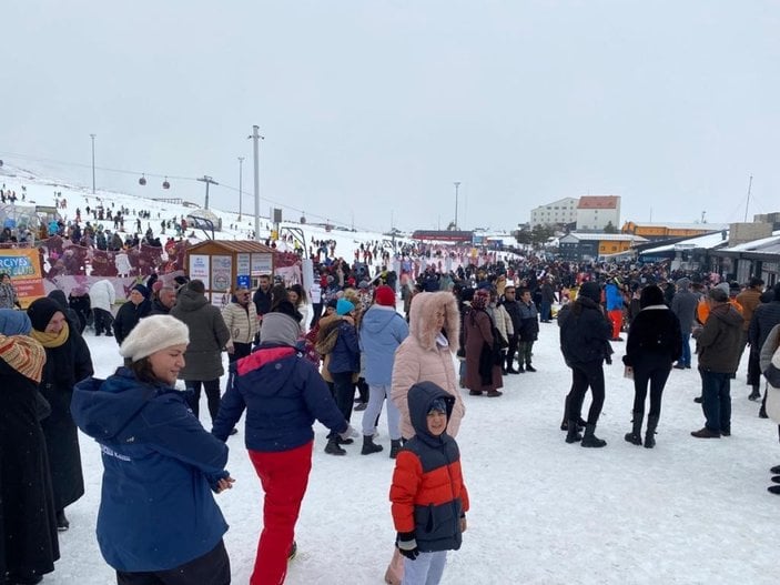 Erciyes’te kar bereketi: Binlerce turist pistleri doldurdu #3