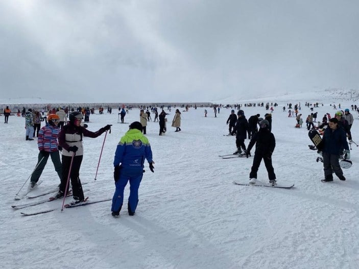 Erciyes’te kar bereketi: Binlerce turist pistleri doldurdu #7