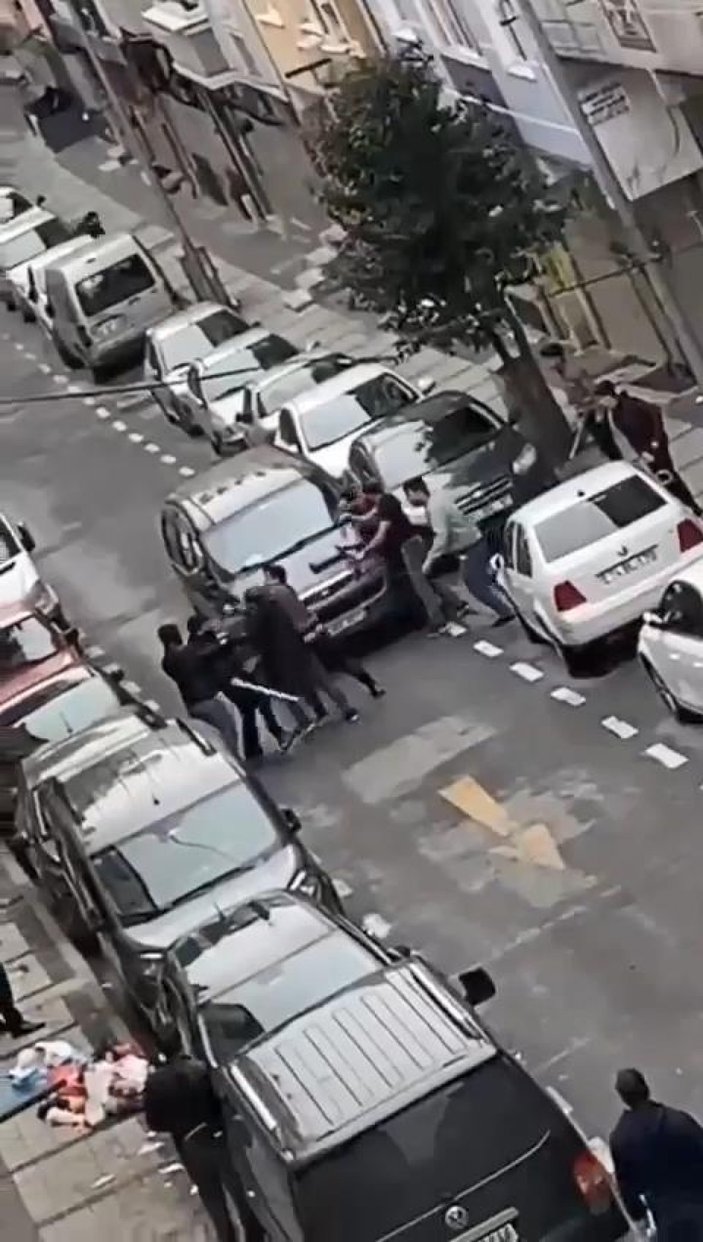 Gaziosmanpaşa'da sopalı kavgayı mahalleli 'vur vur' diyerek görüntüledi #1