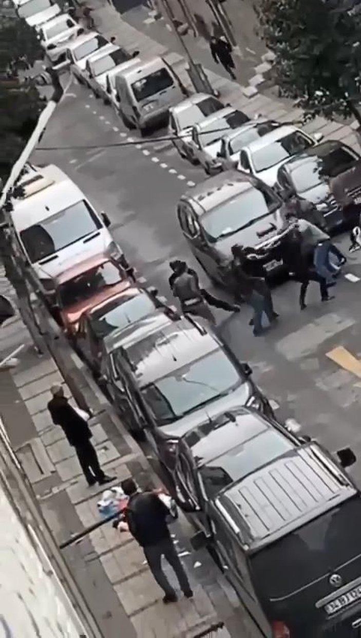 Gaziosmanpaşa'da sopalı kavgayı mahalleli 'vur vur' diyerek görüntüledi #2