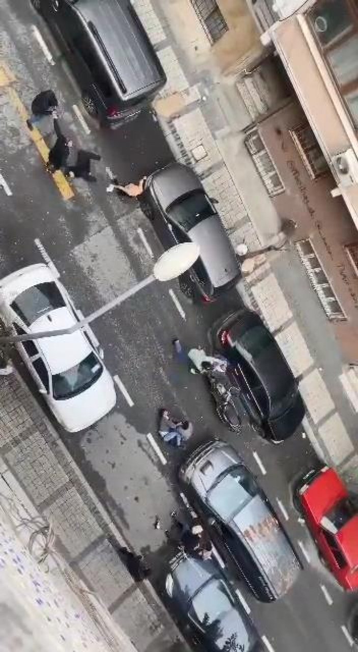 Gaziosmanpaşa'da sopalı kavgayı mahalleli 'vur vur' diyerek görüntüledi #3
