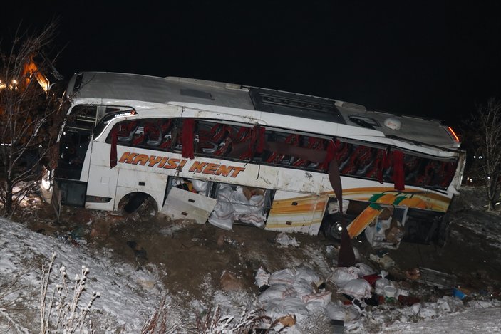 Kayseri'de yolcu otobüsü kaza yaptı: 3 ölü, 25 yaralı