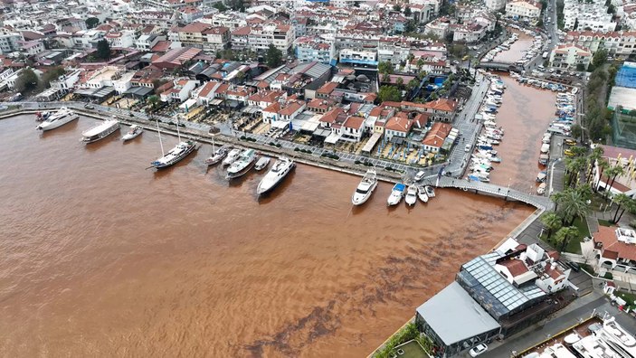 Marmaris'te yağış sonrası dağlardan akan sular deniz rengini kahverengiye bürüdü