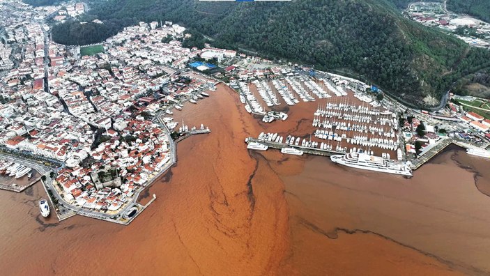 Marmaris'te yağış sonrası dağlardan akan sular deniz rengini kahverengiye bürüdü