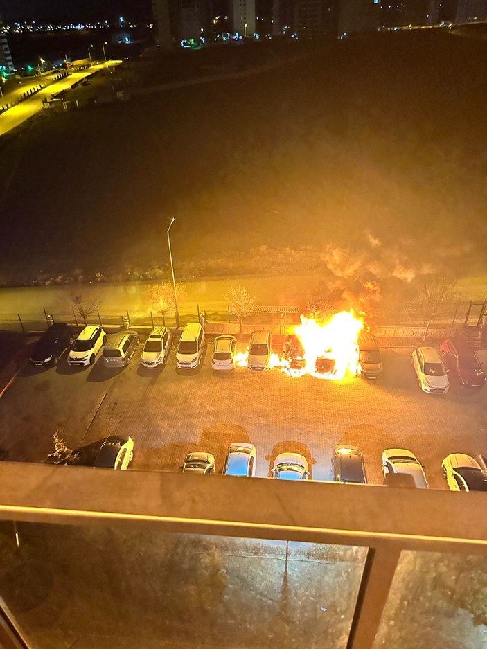Ankara'da park halindeki otomobilde yangın çıktı: 5 araç küle döndü - En  Son Haber