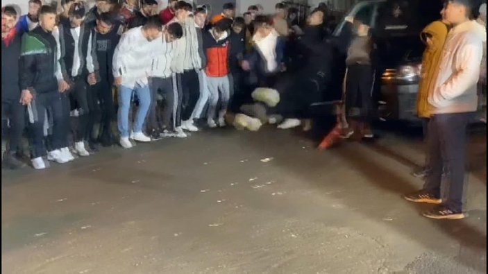 Çekmeköy'de minibüs asker eğlencesindekilere çarptı