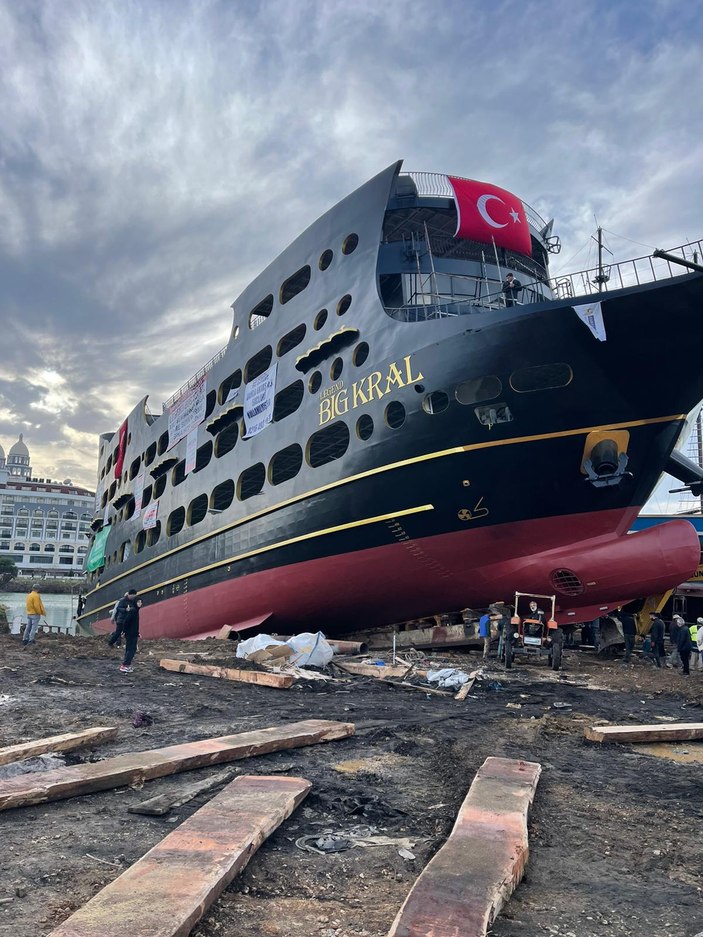 Dünyanın en büyük tur teknesi Antalya’da suya indirildi