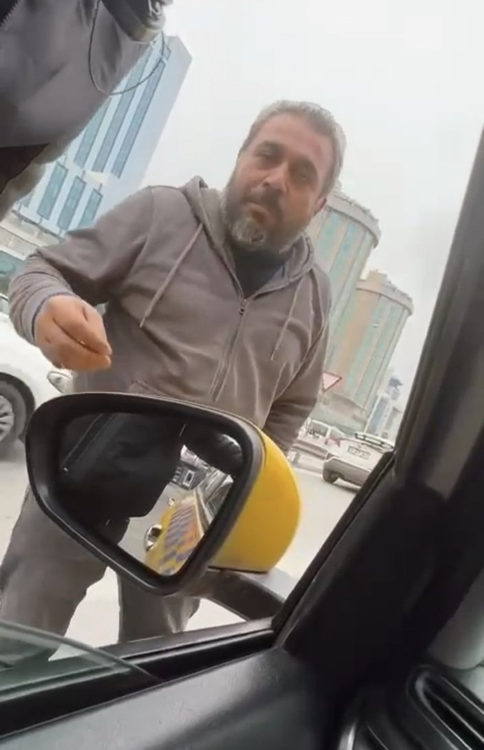 Ataşehir'de taksi şoförleri arasındaki durak tartışması kamerada #2