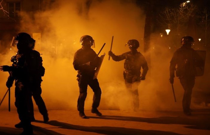 Fransa'daki emeklilik reformu protestolarında polisten gazlı müdahale