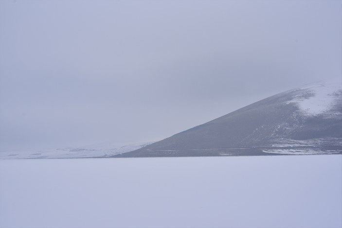 Kars'taki Aygır Gölü buz tuttu