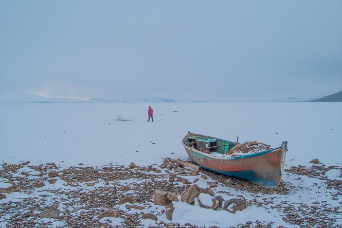 Kars'taki Aygır Gölü buz tuttu