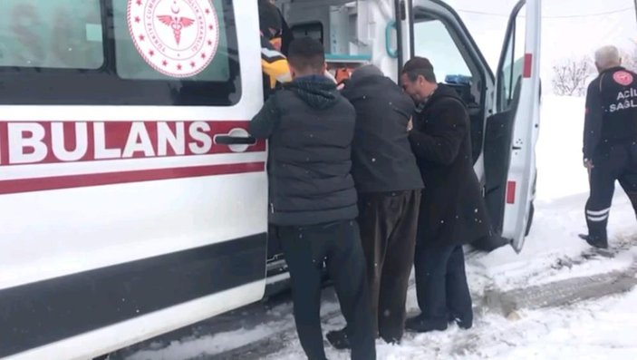 Siirt'te 70 yaşındaki hasta adam için karlı yollar aşıldı