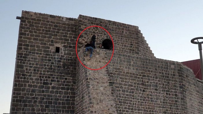 Diyarbakır’da surlara tehlikeli tırmanış kamerada #10