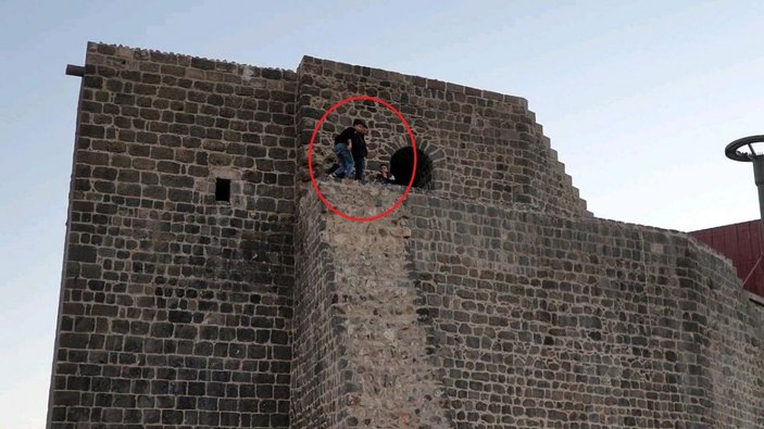 Diyarbakır’da surlara tehlikeli tırmanış kamerada #2