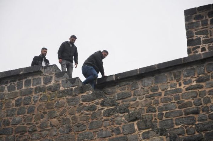 Diyarbakır’da surlara tehlikeli tırmanış kamerada #5