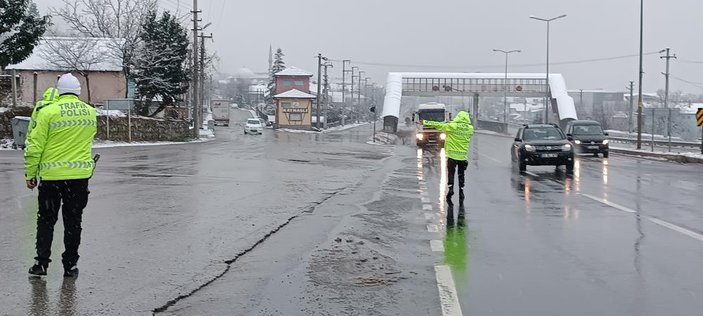 Düzce'de polis ekiplerinin kar mesaisi başladı