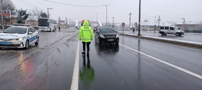 Düzce'de polis ekiplerinin kar mesaisi başladı