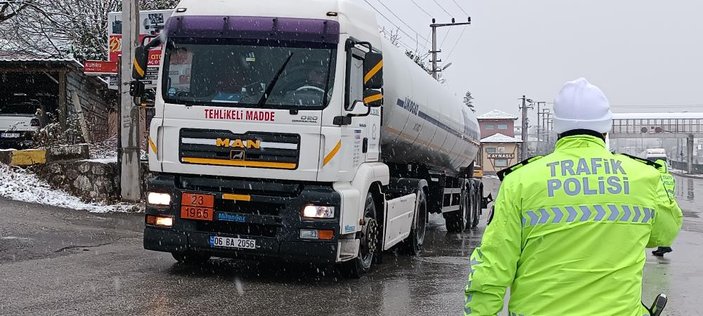 Düzce'de polis ekiplerinin kar mesaisi başladı