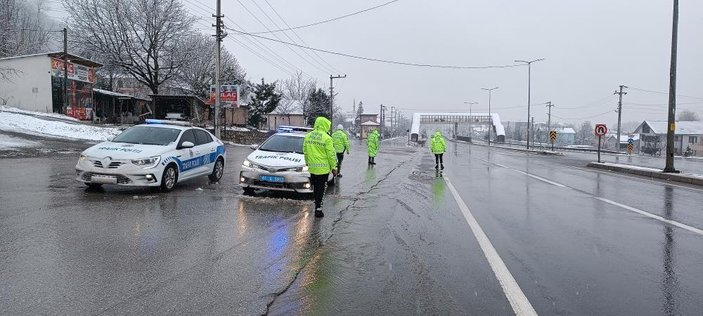 Düzce'de polis ekiplerinin kar mesaisi başladı