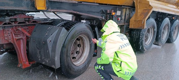 Düzce'de polis ekiplerinin kar mesaisi başladı