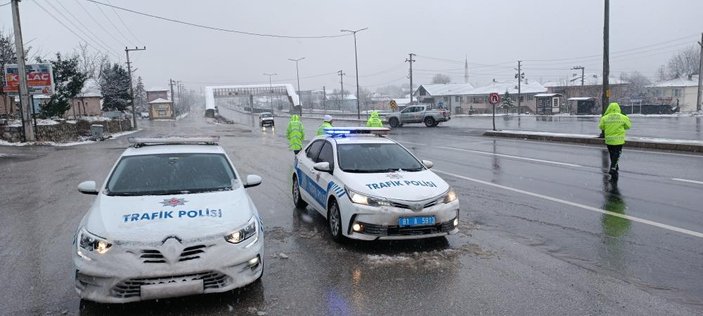 Düzce'de polis ekiplerinin kar mesaisi başladı