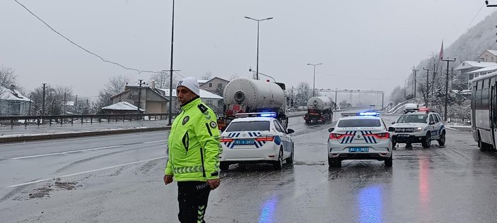 Düzce'de polis ekiplerinin kar mesaisi başladı