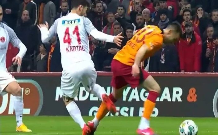 Ümraniyespor'un golü öncesinde Galatasaray'ın penaltı beklediği pozisyon