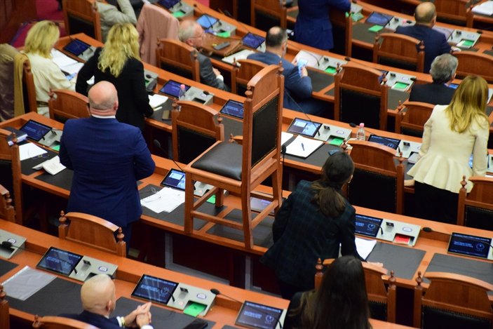 Arnavutluk'ta Başbakan Rama hakkındaki gensoru görüşülürken gerginlik yaşandı