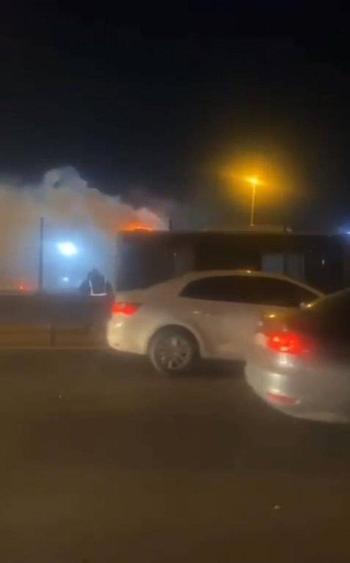 Bakırköy'de metrobüs yangını (1) #1