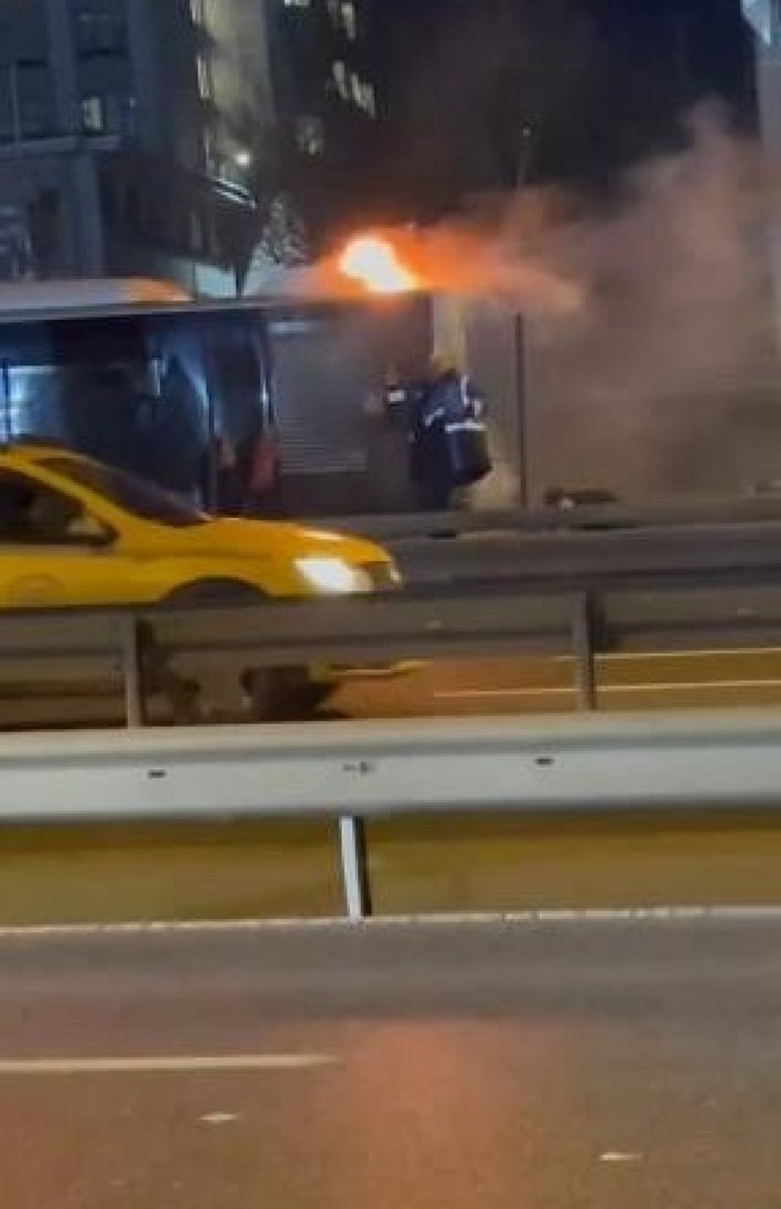 Bakırköy'de metrobüs yangını (1) #3