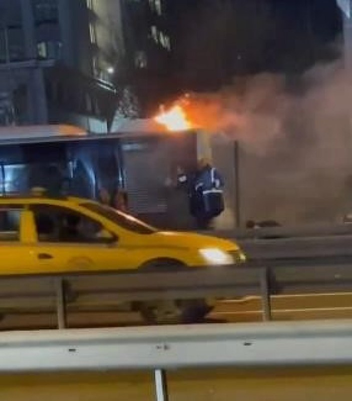 Bakırköy'de metrobüs yangını (1) #4