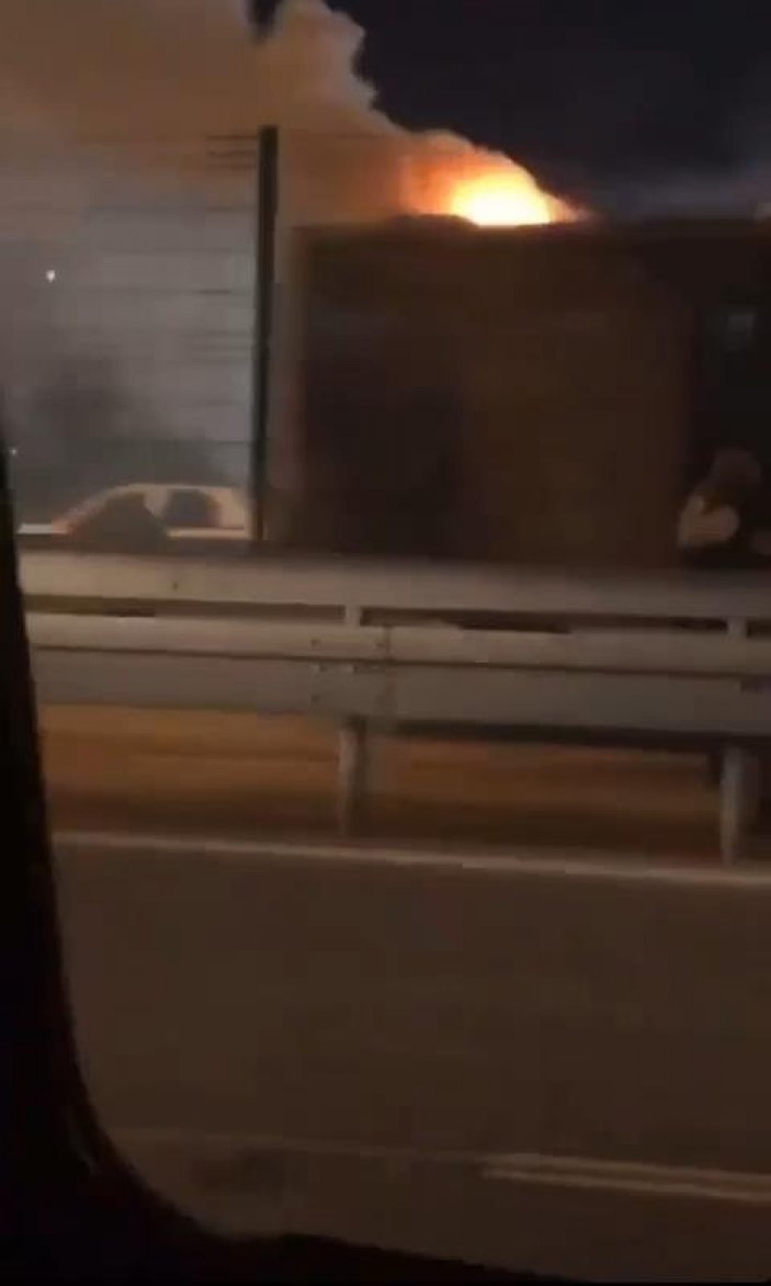 Bakırköy'de metrobüs yangını (1) #5