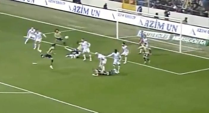 Fenerbahçe'nin Adana Demirspor karşsında penaltı beklediği pozisyon