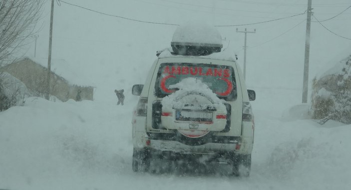 Hakkari'de kardan kapanan yoldan hamile kadına ulaştılar