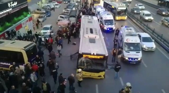 İstanbul'da otobüs yolcu dolu durağa daldı
