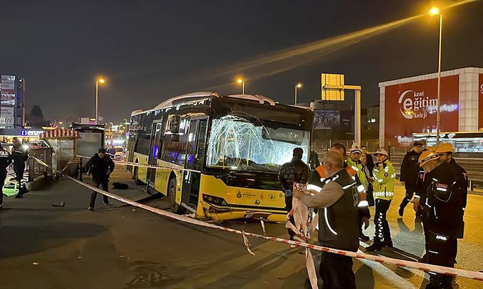 İstanbul'da yolcu otobüsü durağa daldı