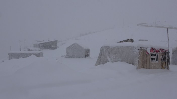 Yüksekova’da araçlar kara gömüldü, buz sarkıtları 1 metreyi buldu