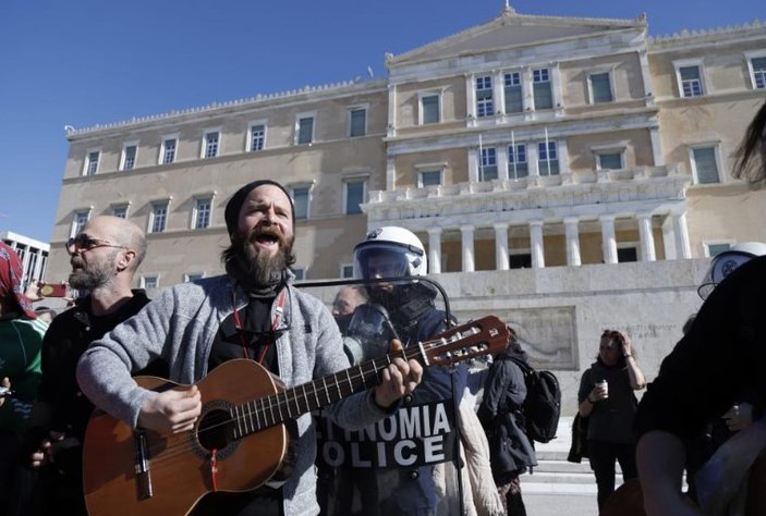 Yunanistan'da sanat emekçileri sokağa indi