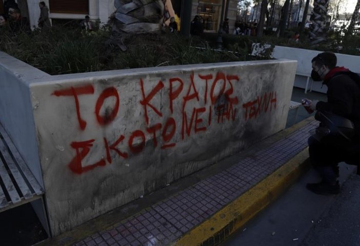 Yunanistan'da sanat emekçileri sokağa indi