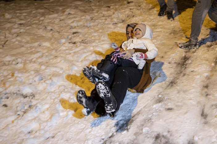 Ankara'da kar yağışı sonrası sokaklar beyaza büründü