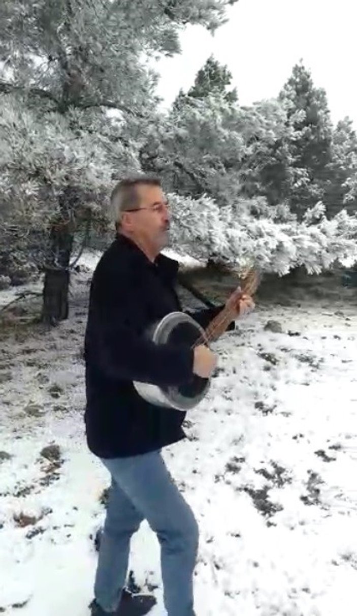 Muğla'da kar yağışını cümbüş çalarak şarkıyla karşıladılar